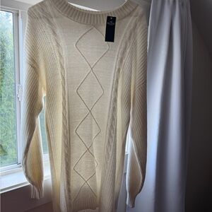 Hollister Women's Cream Cable Knit Sweater